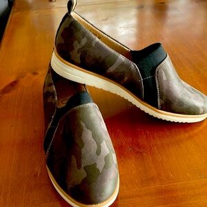 Naturalizer size 8w camouflage slip ons - Soul (fabric upper)
